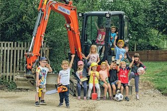 Lichtenwalder Knirpse hoffen auf Geld für neuen Erlebnisgarten - Dieses Motiv zeigt die Zwergenland-Kinder auf der unterdessen weiter vorangebrachten Außenfläche, der Boden wurde teilweise abgetragen, neue Erde aufgefüllt und Frostschutz-Einbau begonnen.