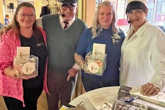 Lichtenwalder Künstler sammeln 5000 Euro für den Verein Lukas Stern Chemnitz - Die Comedians Rolf Pönicke (l.) und Astrid Grübner (r.) schlüpften in die Figuren von Opa Krause und Pflegeschwester. Die Einnahmen erhielt Lukas-Stern-Vorstandschefin Daniela Lieberwirth (M., mit Vorstandsmitglied Sindy Hlawatschek/l.).