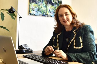 Lichtenwalder Schloss-Chefin sieht das „La Reine“ als „großes Plus“ - Schlösser-Geschäftsführerin Patrizia Meyn bei Planungsarbeiten an ihrem Schreibtisch.