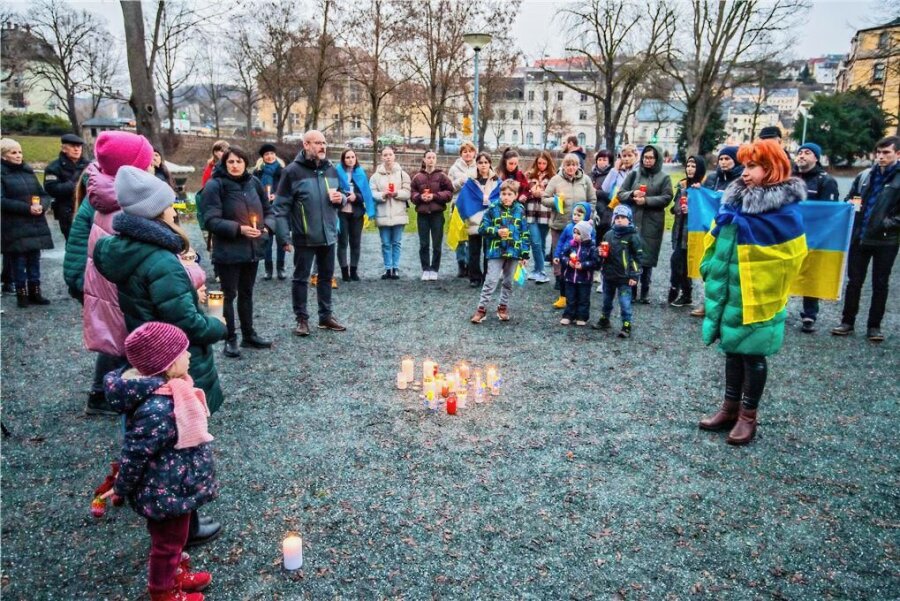 Lichter-Aktion im Erzgebirge: Rund 100 Teilnehmer zeigen in Aue Solidarität mit Ukraine - 