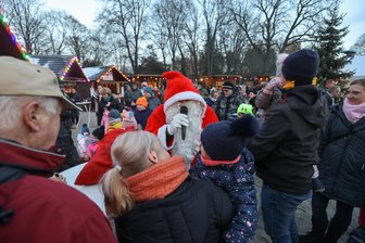 Lichter, Glühweinduft und Schalmeienmusik: Der Hartmannsdorfer Weihnachsmarkt ist traditionell und besonders zugleich - Wie jedes Jahr (hier im Bild 2023) findet in Hartmannsdorf der Weihnachtsmarkt am Samstag vor dem zweiten Advent im Freibadgelände statt.