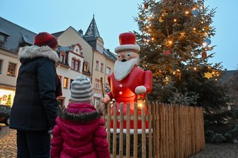 Lichter, Märchen und Musik: Wie Burgstädt den Weihnachtsmarkt feiert - Weihnachtsmann, Christbaum und überall funkelnde Sterne: Alles ist auf dem Markt bereit für den diesjährigen Stadtadvent in Burgstädt. Am 14. und 15. Dezember ist es wieder soweit.