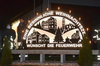 Lichterbogen wird in der Weihnachtszeit zum neuen Wahrzeichen von Rebesgrün - Der neue Lichterbogen zeigt vier Wahrzeichen von Rebesgrün.