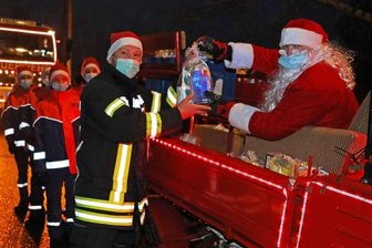 Lichtereinsatz für die Wehr - Der Weihnachtsmann beschenkt mit Hilfe der Freiwilligen Feuerwehr Kinder in Fraureuth.