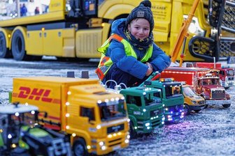 Lichterfahrt durch das Erzgebirge sorgt für strahlende Kinderaugen - Zwischen den vielen großen Brummis zog Henning aus Auerbach mit seiner eigenen kleinen Truckerparade die Blicke der Passanten auf sich.