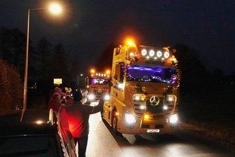 Lichterfahrt durch Mülsen: Funkelnde Einstimmung auf das Fest - Der Tross geschmückter Fahrzeuge schlängelte sich den Mülsengrund hinauf, und Tausende verfolgten am Straßenrand das Spektakel.