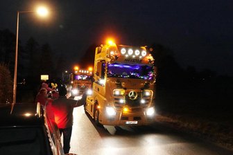 Lichterfahrt durch Zwickau und Reinsdorf genehmigt - Viele Menschen warten stets am Straßenrand auf die geschmückten Lastwagen, so wie auf diesem Foto aus dem vergangenen Jahr in Mülsen.