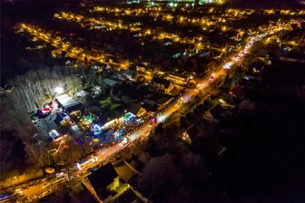 Lichterfahrt durch Zwickau und Reinsdorf: So sah sie aus der Luft aus - Leuchtend bunt ging es für den Tross durch die Vogelsiedlung in Zwickau.