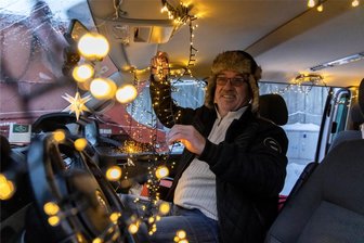 Lichterfahrt Erzgebirge: Der Aufschrei nach dem Aus - Ralf Höbler aus Thermalbad Wiesenbad schmückte im Vorjahr den Transporter seiner Tochter Nicole, die ein Fotostudio besitzt. Überall blinkerte es. Ein Gag: Die Lichtkonstruktion auf dem Anhänger zeigte einen Fotoapparat.
