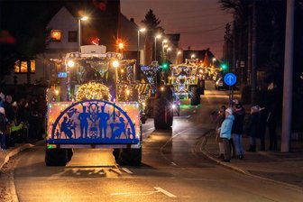 Lichterfahrt im Erzgebirge endet vorzeitig - Zuschauer verärgert - Der Konvoi der Lichterfahrt am Sonntagabend in Neuwürschnitz.
