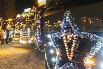 Lichterfahrt im Erzgebirge: Wo am Wochenende die geschmückten Brummis zu sehen sind - Beleuchtete Lkw sind das Markenzeichen der Lichterfahrten, die es seit 2021 gibt.