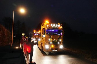 Lichterfahrt in Mülsen: Ab 17 Uhr rollen die Trucks - Bei vergangenen Lichterfahrten standen die Mülsener am Straßenrand Spalier und winkten.