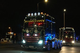 Lichterfahrt in Zwickau: Geschmückte Trucks und strahlende Kinderaugen - Die Lkw-Fahrer hatten sich beim Schmücken ihrer Fahrzeuge mit Lichterketten nicht gespart.