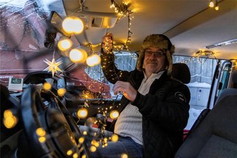 Lichterfahrt – jetzt mit Video: Die Erzgebirger feiern eine neue Tradition - Kurz vor dem Start auf dem Kätplatz: Ralf Höbler aus Thermalbad Wiesenbad schmückt den Transporter seiner Tochter Nicole. Überall blinkert es. Ein besonderer Gag. Die Lichtkonstruktion auf dem Anhänger zeigte einen Fotoapparat.