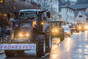 Lichterfahrt mit 80 Traktoren und Lkw - Der Konvoi passiert das Rathaus in Schönheide, mehr als 80 Fahrzeuge waren dabei. 