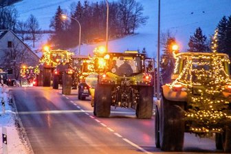 Lichterfahrten durchs Erzgebirge: Traktoren, Laster und Transporter bringen ein Leuchten in den Advent - Beeindruckender Konvoi: 60 Fahrzeuge machten am Sonntag bei der Lichterfahrt von Oelsnitz über Hartenstein, Wiesen, Schneeberg, Aue und Lößnitz nach Raum mit. 