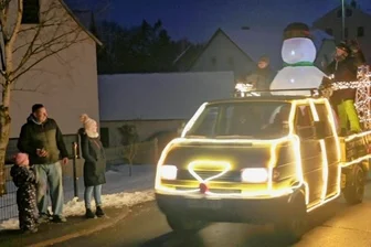 Lichterfahrten im Erzgebirge - Das Weihnachtsmobil ist am Samstag in Neukirchen unterwegs gewesen. 