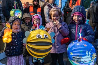Lichterfest in der Kita in Rochlitz: Von Bastelspaß bis Lampionumzug - Mädchen und Jungen zocken zum Lichterfest mit Lampions umher.