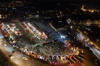 Lichterfest statt Lichterfahrt im Erzgebirge: Für einen Abend leuchtet das Weihnachtsland bereits Anfang November - Beinahe 100 Trucks standen beim 1. Lichterfest am Samstagabend dicht an dicht. Die Gäste waren begeistert. Das Lichtermeer auf dem Kätplatz in Annaberg-Buchholz ließ Weihnachtsstimmung aufkommen. Knackig kalt war es schon mal.