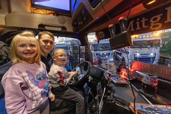 Den besten Platz hatten Nolan und Mila in der Fahrerkabine von Philipp Loose. Der 26-jährige Berufskraftfahrer ist für die Crimmitschauer Spedition Proloxx unterwegs.