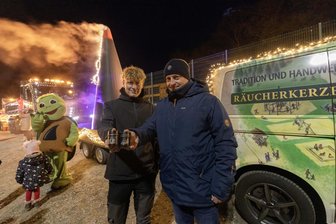 Lichterfest statt Lichterfahrt: Trucker spenden für Aktion Kinderherzen Erzgebirge - Seit der ersten Lichterfahrt 2021 zählt Mirko Paul, Geschäftsführer bei Crottendorfer Räucherkerzen, mit seinem Räucherkerzen-Transporter zu den Teilnehmern – hier mit Sohn Finn beim Lichterfest.