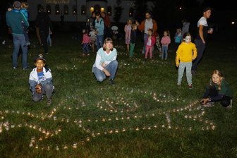 Lichterfest und Bikerparty - Darunter war die Schildkröte, für die die achtjährige Melanie (rechts im Foto oben links) mit Mama Jana Schulz tagsüber 230 Lichter so arrangiert hatte, das sie das Ortswappentier bilden.