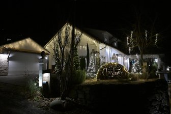 Lichterglanz bis 6. Januar - Familie Braun hat ihr Haus weithin sichtbar geschmückt.