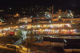 „Lichterglanz“ im Erzgebirge: 120 Trucks sorgen für vorweihnachtliche Stimmung - Licht an: Die 120 geschmückten Trucks auf dem Kätplatz in Annaberg sind startklar für den Besucheransturm in den nächsten Stunden.