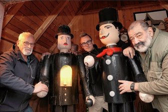 Lichterglanz im Erzgebirge: Eine Region putzt sich heraus - Die Schwarzenberger Schnitzer haben sie geschaffen, die 43 Schnitzfiguren in Lebensgröße, die nun wieder am Fuß des Totensteins einen großen Heimatberg darstellen werden. Da gibt es Bergleute, Waldarbeiter, Förster, aber auch Kinder auf dem Schlitten. Die Schmiede waren die ersten Figuren in den 1960er-Jahren, erzählt Helmut Uhlig (r.), der Chef der Schnitzer. Auch Wolfgang Meyer (l.) und Roberto Lein (M.) gehören zum Verein.