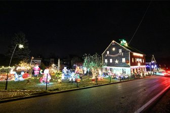 Lichterhaus von Oberreichenbach zieht Blicke magisch an - Das Lichterhaus von Oberreichenbach, von Einheimischen als „ Buntes Haus“ bezeichnet: 20.000 LED-Lämpchen illuminieren das Grundstück.