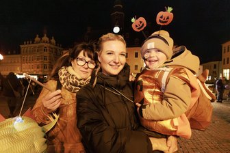 Lichternacht in Annaberg begeistert mit Kürbissen, Kostümen und Feuerzauber - Carolin Bräuer schlenderte mit Tochter Johanna und der Omi durchs Zentrum.