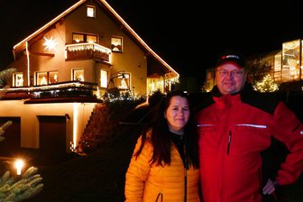 Lichterverrückte Familie aus dem Erzgebirge bringt Schaulustige zum Staunen - Jacqueline und Bernd Hofmann sind ein eingespieltes Team. Jeder hat beim Schmücken des Lichterhauses seine Aufgaben.
