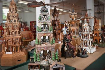 Lichterwelt der Pyramiden: Diese Welt verzaubert einfach alle - Wenn Pyramiden erzählen sollen, ist der Besucher im Depot Pohl-Ströher genau richtig.