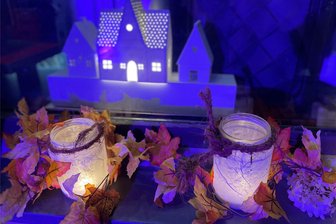 Lichterzauber und offene Läden in Aue und Schwarzenberg - trotz des fiesen Wetters - Eine Herbstdeko in Schwarzenberg, die im Miniformat zeigt, worin der Zauber der beiden Marketingaktionen liegt: Offene Ladentüren in herbstlichem Lichterzauber.