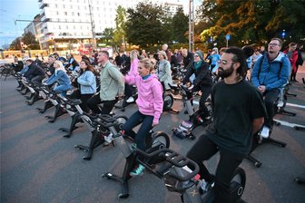 Lichtfestival: Chemnitzer strampeln für die Erleuchtung - Spaß, Gemeinschaftsgefühl und Zukunftsvisionen auf der verkehrsbefreiten Brückenstraße.