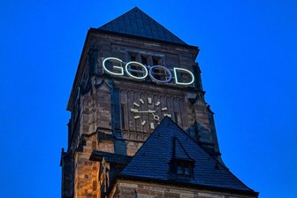 Lichtinstallation an der Chemnitzer Schloßkirche: Fragen nach dem guten Gott - Zur Eröffnung des Kulturhauptstadtjahres soll die Lichtinstallation „Good God" von Via Lewandowsky an der Schloßkirche in Betrieb genommen werden. Dann wird aus „Good" aller paar Minuten ein „God".