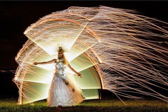 Lichtkünstler aus dem Erzgebirge startet mit viel Energie ins neue Jahr - So sieht das fertige Bild aus, das für die Silvesterausgabe der "Freien Presse" aufgenommen wurde. 