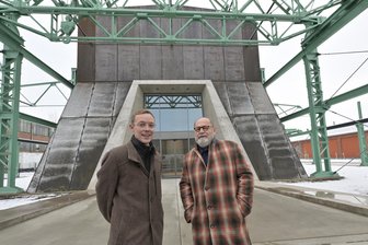 Lichtkunst von James Turrell im Erzgebirge: Was sich Oelsnitz von seiner neuen Attraktion erhofft - Halle 18 mit dem Turrell-Kunstwerk erwartet ab dem Wochenende Besucher – im Bild der Oelsnitzer Bürgermeister Thomas Lein (l.) und „Purple Path“-Kurator Alexander Ochs.