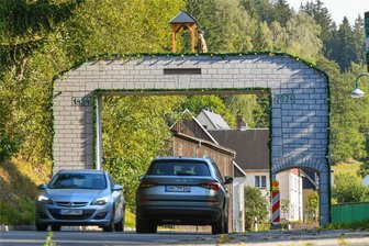 Lichtl-Lieder-Tour, Kettensägenschnitzen, Feuerwerk: Das bietet das letzte Bergfest-Wochenende in Pobershau - Wenn die Ehrenpforten an Pobershaus Straßen aufgebaut sind, ist Bergfest.