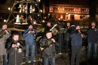 Lichtmess in Zschorlau per Video - Die Lichtmessfeier in Zschorlau gibt es auch dieses Jahr nur per Video. Bei den Aufnahmen an der Ortspyramide waren auch Mitglieder des Posaunenchores dabei. 