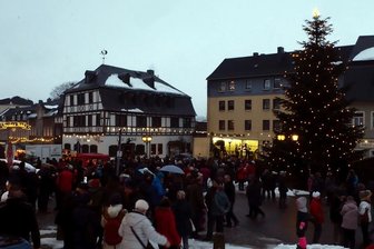 Lichtmess in Zwönitz erstmals mit Kirchenkonzert - Ein einstündiges Bühnenprogramm auf dem Zwönitzer Markt beendete den weihnachtlichen Lichterglanz. Punkt 18 Uhr hieß es: Licht aus!