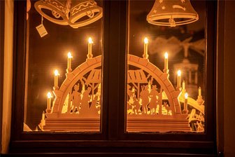 Lichtmess – Licht aus: Warum machen die Oberwiesenthaler wieder ihr Licht an? - Schwibbögen sollen werden auch in den nächsten Wochen noch in den Fenstern der Oberwiesenthaler zu sehen sein.