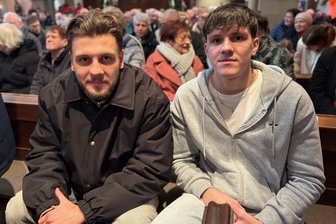 Lichtmessfeier mit Spielern von Erzgebirge Aue: Das hat sie eingebracht - Can Özkan (l.) und Maxim Burghardt vom FCE waren Mitwirkende des Mitsingkonzerts zur Lichtmess in Aue.