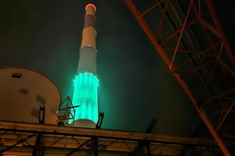 Lichtshow am Samstag an Chemnitzer Esse - Am 10. Februar blieben alle Farben außer Grün aus. Grund war der Tag der Kinderhospizarbeit.