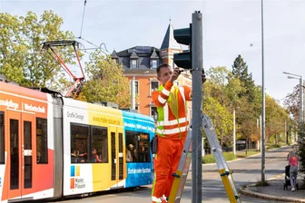 Lichtsignalanlage abgeschaltet: Plauen stellt um auf LED-Ampeln - Servicetechniker Steffen Oehme arbeitet an einer Ampel in Plauen an der Straßenbahn-Haltestelle Westbahnhof.