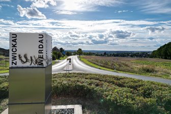 Lichtwürfel an der B 175 Werdau: Spezialfirma soll jetzt ran - Seit 2015 gibt es den Lichtwürfel auf der B 175. Unbekannte hatten ihn im August beschmiert.