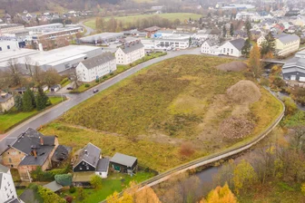 Lidl baut 2025 in Olbernhau neuen Einkaufsmarkt: Doch was entsteht nebenan? - Auf dieser derzeit brachliegenden Fläche an der Grünthaler Straße soll ein Lidl-Markt errichtet werden.
