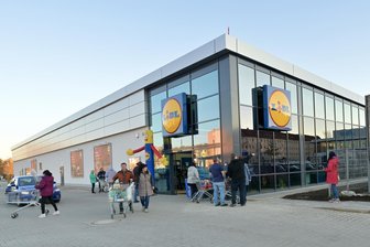 Lidl-Neubau in Zwickau: Filiale an der Leipziger Straße nach sieben Monaten Bauzeit wieder eröffnet - Zahlreiche Kunden machten sich am Eröffnungstag selbst ein Bild von der neuen Filiale.