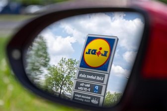 Lidl Niederwürschnitz: Eingeschränktes Warensortiment durch Ausfall der Kühlung - Eine Stele mit dem Logo des Discounters Lidl ist im Rückspiegel eines Pkw zu sehen.