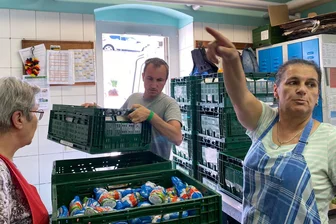 Lidl Reichenbach: „Kauf eins mehr“-Aktion startet am Montag - Anlieferung in der Sortiererei der Tafel Reichenbach. Das Spendenaufkommen könnte nach wie vor höher sein.